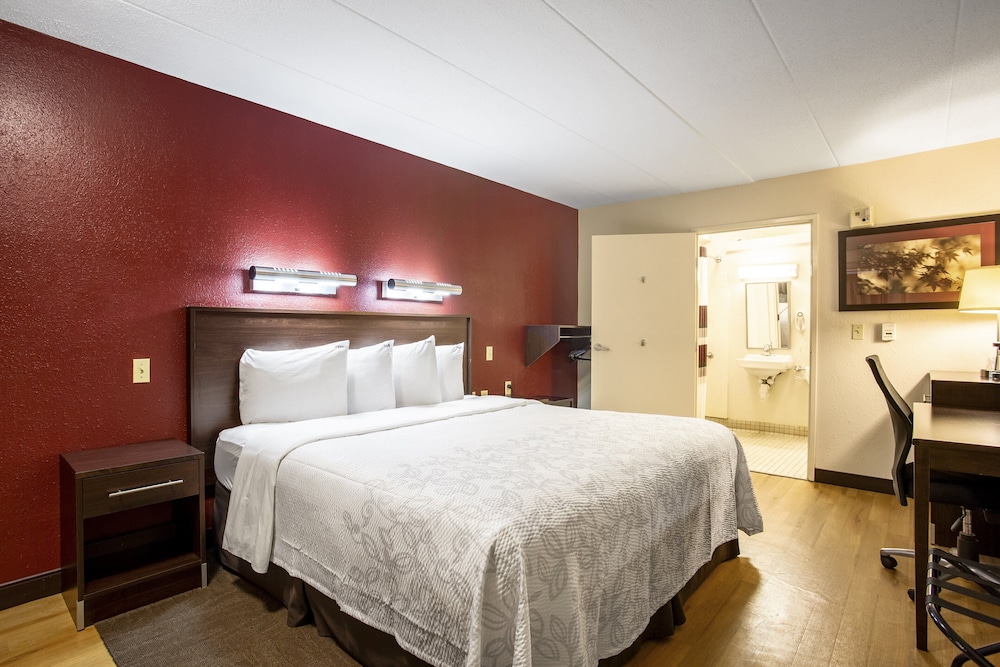 Premium Room, 1 King Bed, Accessible (Upgraded Bedding & Snack, Smoke Free) - Photo 4