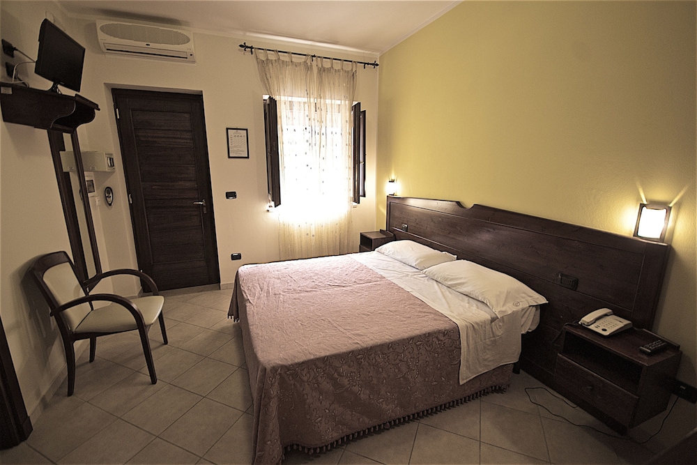 Standard Double Room - Photo 6