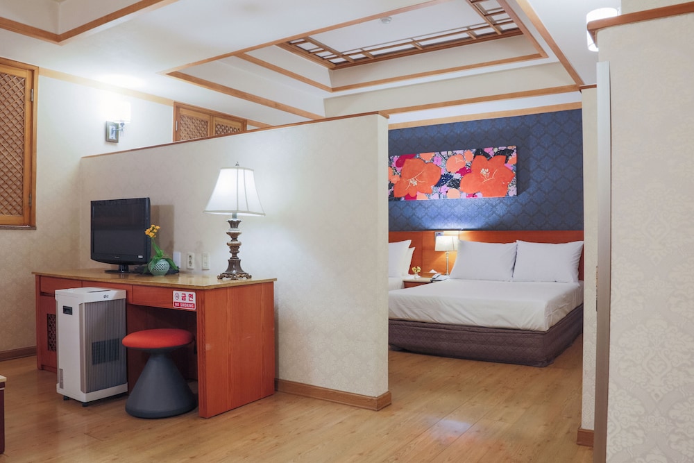 Premier Twin Room - Photo 4