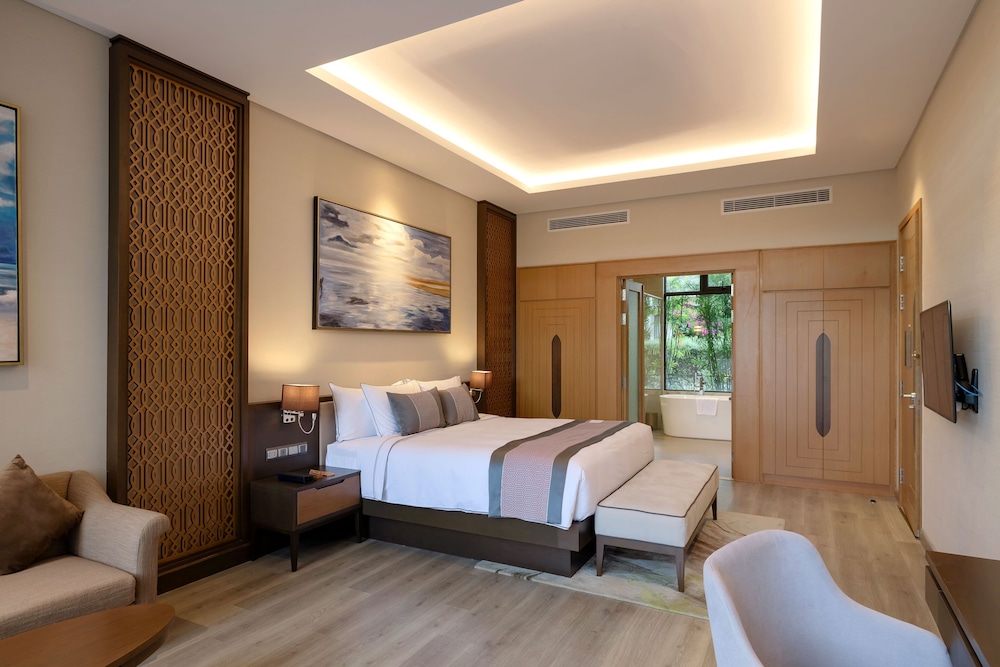 Deluxe Room, 1 King Bed, Non Smoking - Photo 12