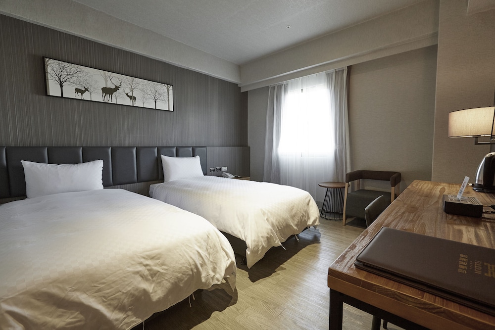 Basic Double Room, 1 Double Bed, Roll-in Shower, No Windows