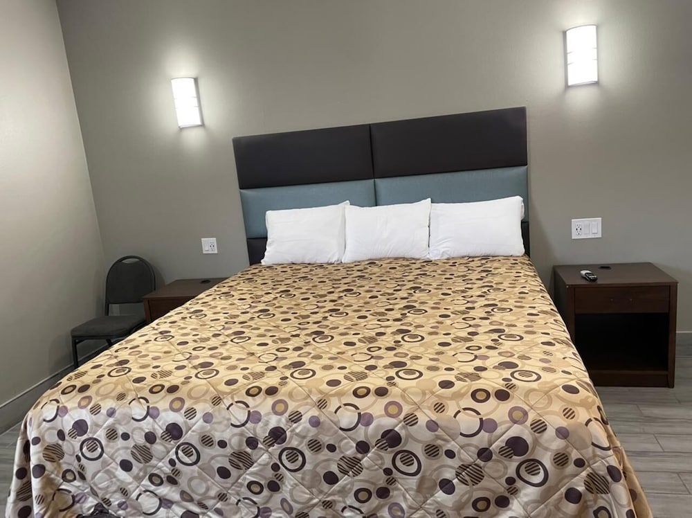 Deluxe Single Room, 1 King Bed photo 2