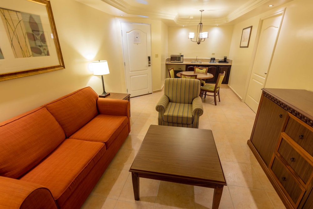 Suite, 1 King Bed, Non Smoking, Microwave (Living Room;with Sofabed) - Photo 2