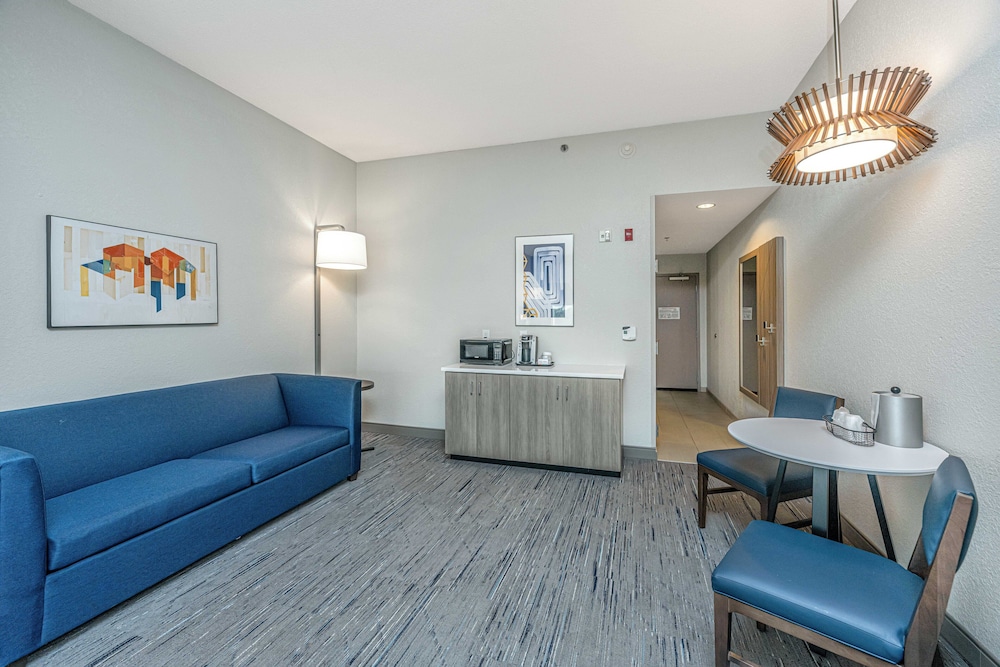 Suite, 1 King Bed, Accessible (Communications, Accessible Tub) - Photo 5