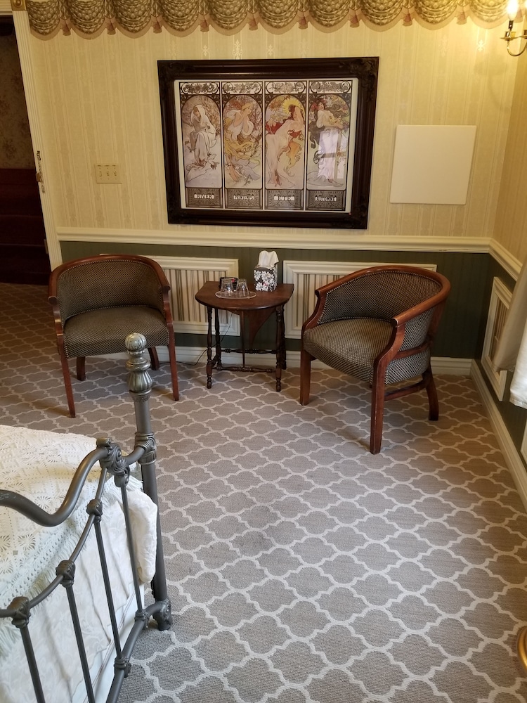 Standard Room, 1 Queen Bed, Private Bathroom, Mountain View