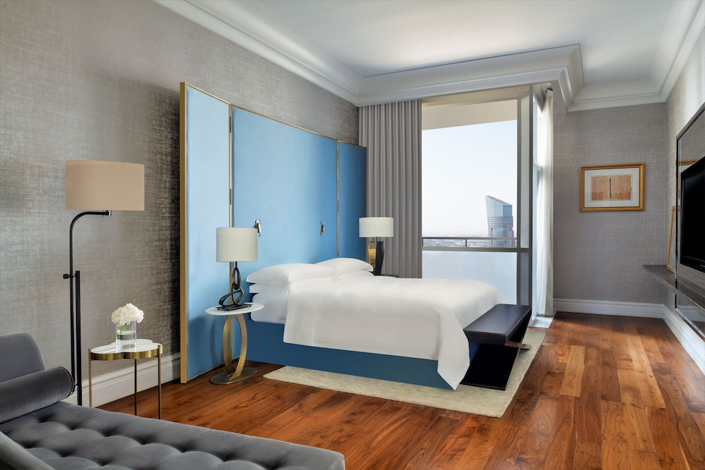 Executive Suite, 1 Bedroom, Balcony - Photo 1