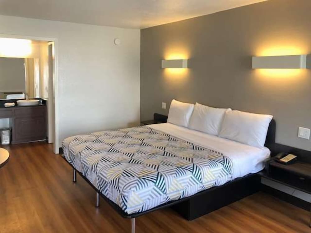 Standard Room, 1 King Bed, Non Smoking, Refrigerator & Microwave - Photo 1