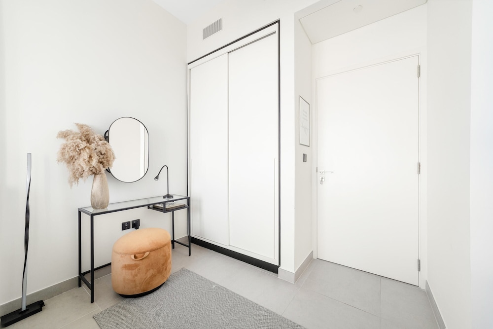Luxury Apartment, 1 King Bed, Courtyard View photo 3