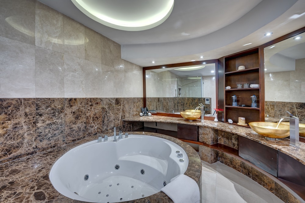 Premium Suite, 1 King Bed thumbnail 5