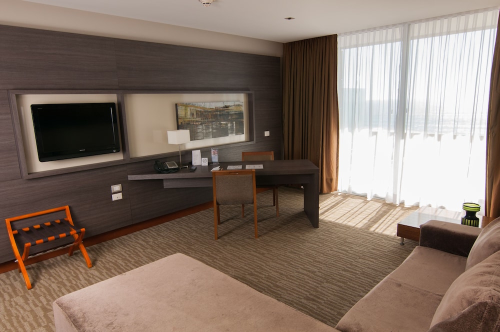 Deluxe Room, 1 King Bed, Non Smoking photo 2