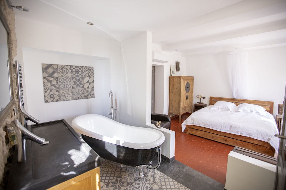 Deluxe Room, 1 King Bed, Private Bathroom, Garden View