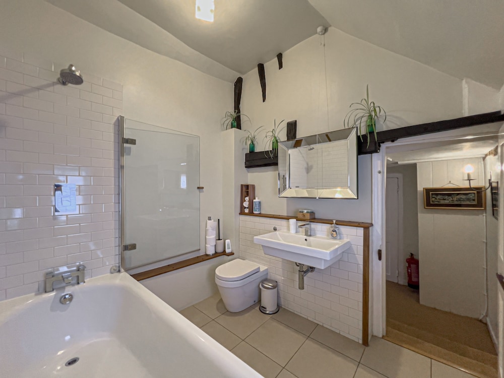 Twin Room, Private Bathroom (Corner Room) - Photo 5