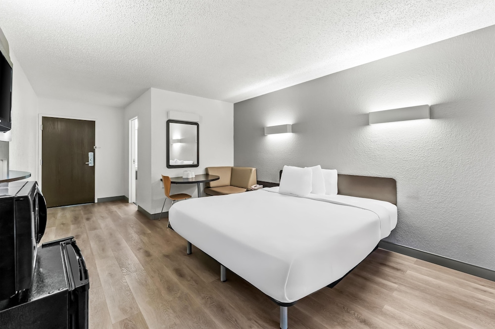 Standard Room, 1 King Bed, Non Smoking, Kitchenette photo 2