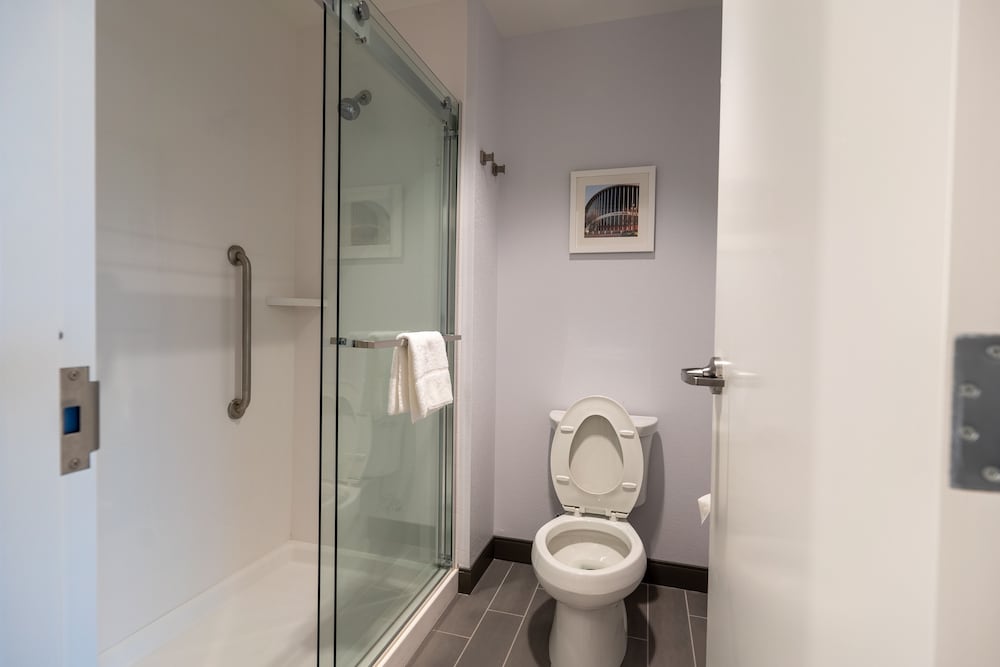 Suite, 1 King Bed, Non Smoking - Photo 9