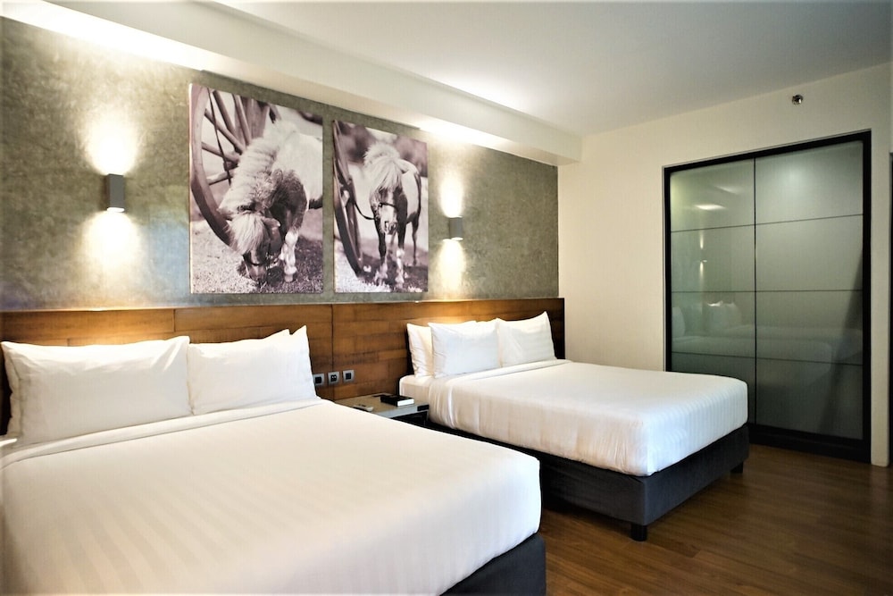 Family Double Room, 2 Queen Beds, Refrigerator photo 2