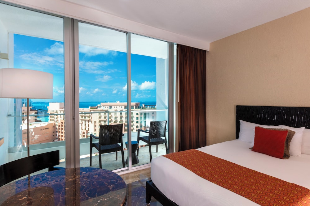 Standard Room, 2 Double Beds, City View photo 3