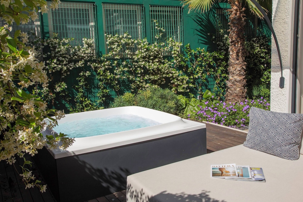 Junior Studio Suite, Annex Building (with private Jacuzzi) - Photo 3
