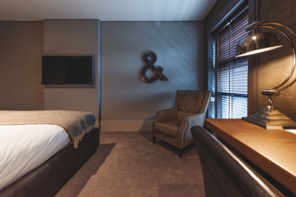 Superior Room, 1 King Bed photo 3