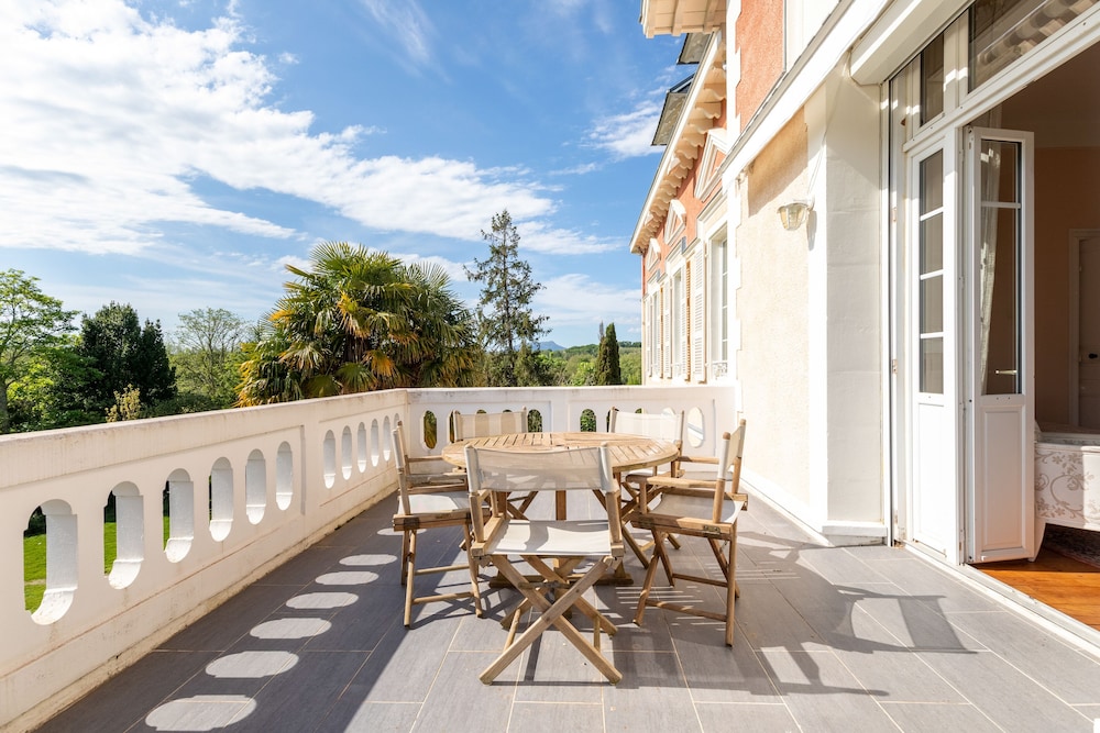 Apartment with Terrace, Park View