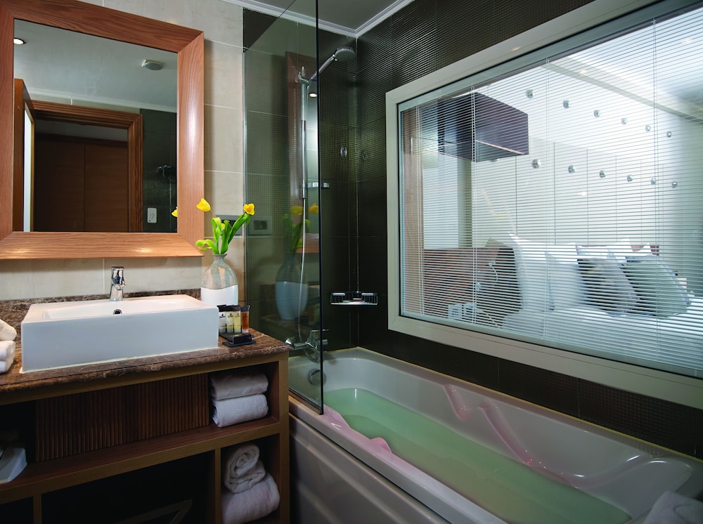 Superior Room, Beachfront thumbnail 6