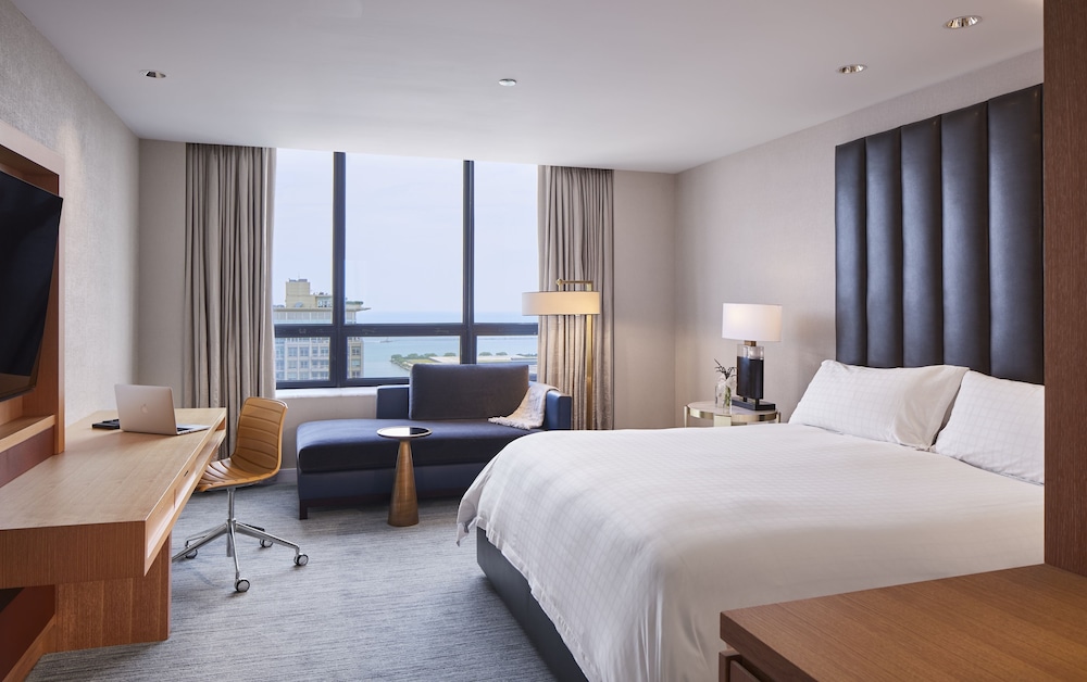 Club Room, 1 King Bed, Lake View - Photo 1