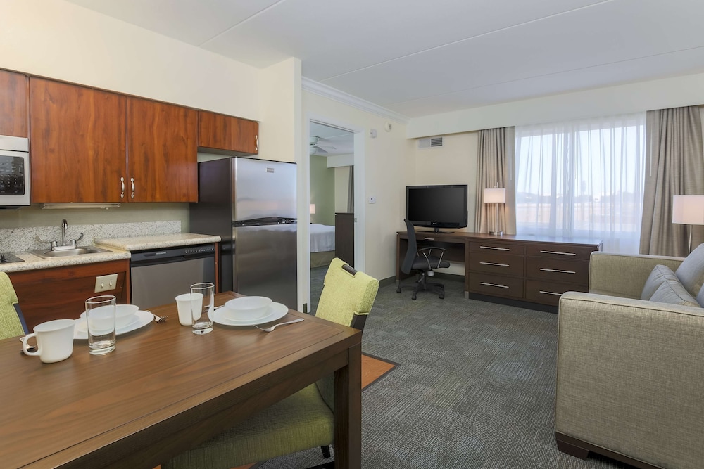 Suite, 1 King Bed, Accessible, Bathtub - Photo 3