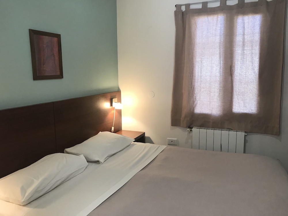 Economy Double Room, 1 Queen Bed photo 3