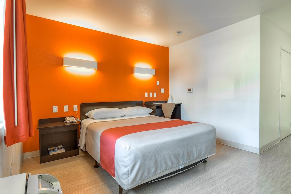 Deluxe Room, 1 Queen Bed, Accessible, Non Smoking - Photo 10