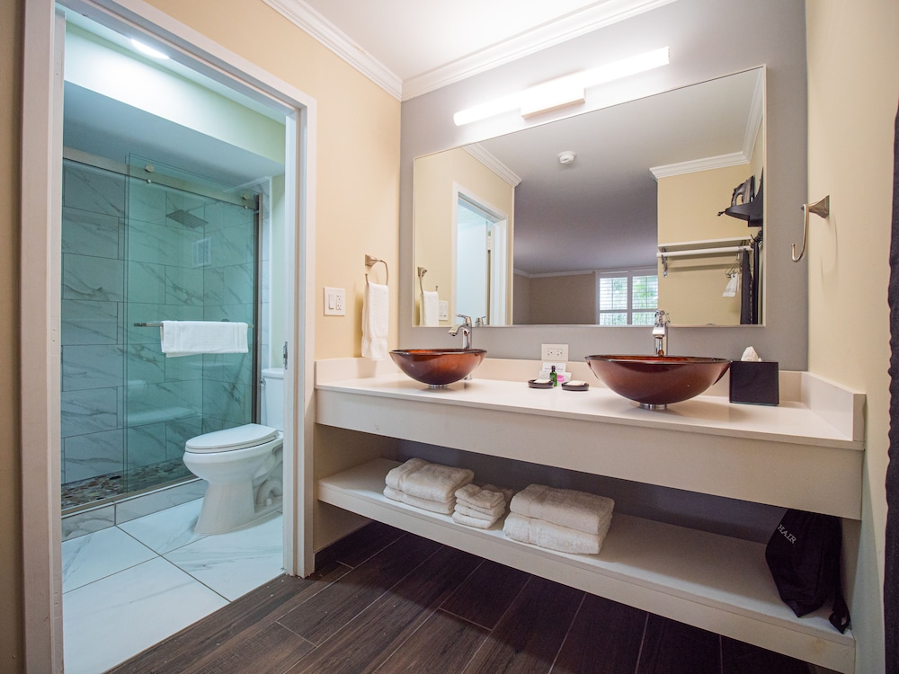 Standard Room, 2 Queen Beds - Photo 8
