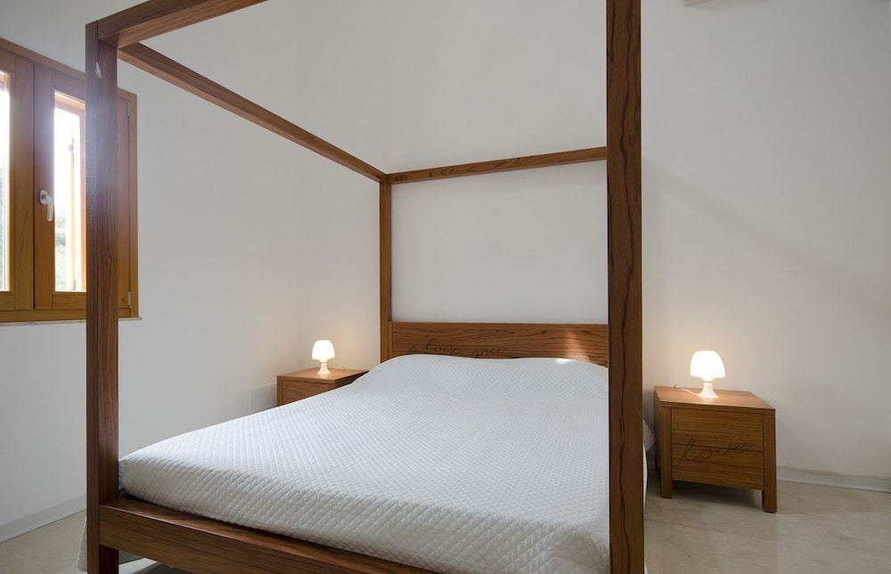 Basic Double Room, 1 Queen Bed, Non Smoking, Garden View photo 2
