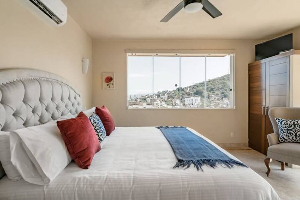 Deluxe Condo photo 1