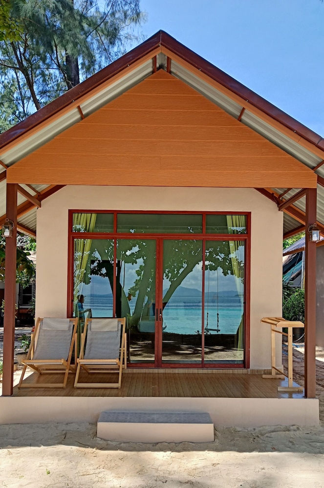 Deluxe Double Room, Sea View, Beachfront photo 2