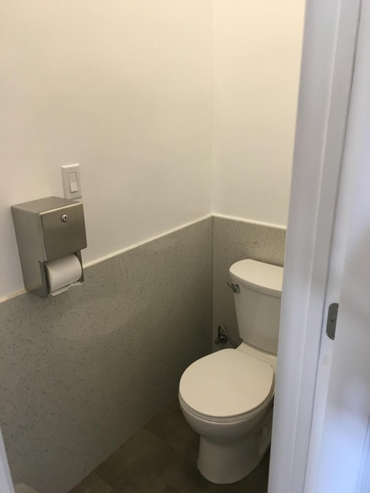 Bartlett Economy Queen, Hall Bath - Photo 4