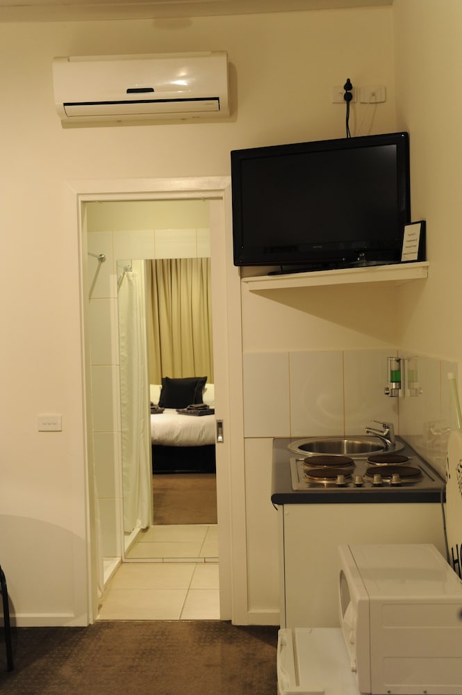 Budget Small Room photo 2