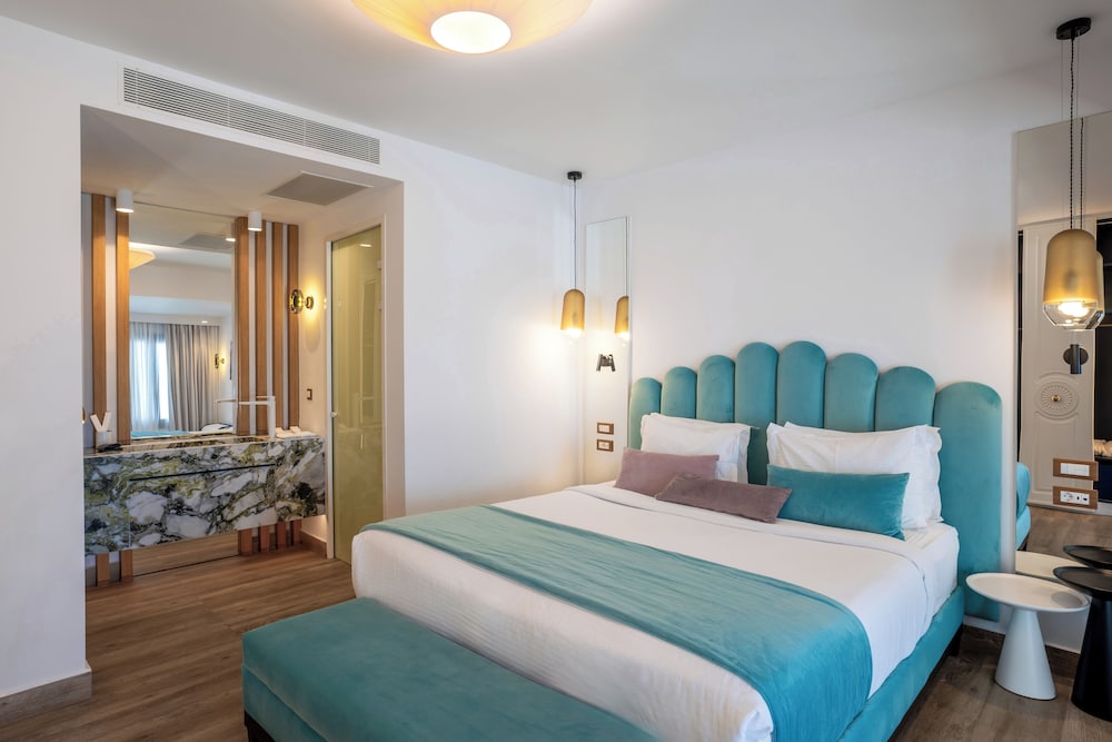 King Suite with Sea View and Heated Plunge Pool - Photo 7