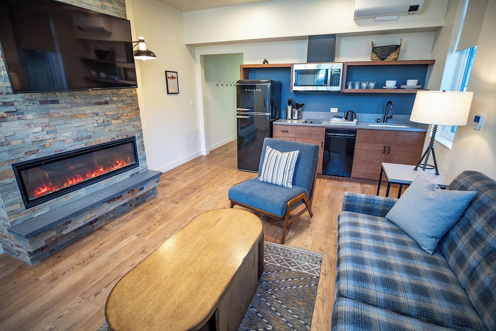 Two Bedroom Condo - Photo 2