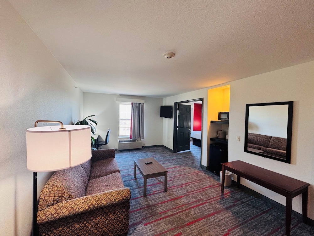 Suite, 1 King Bed, Non Smoking (One-Bedroom) - Photo 3
