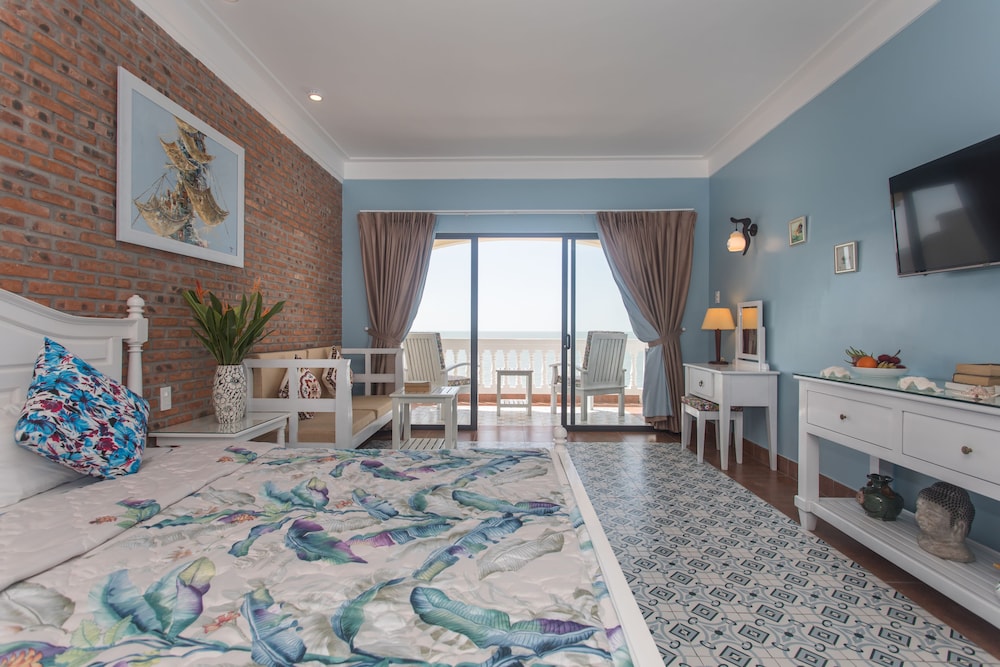 Ocean Front Grace Suite photo 2