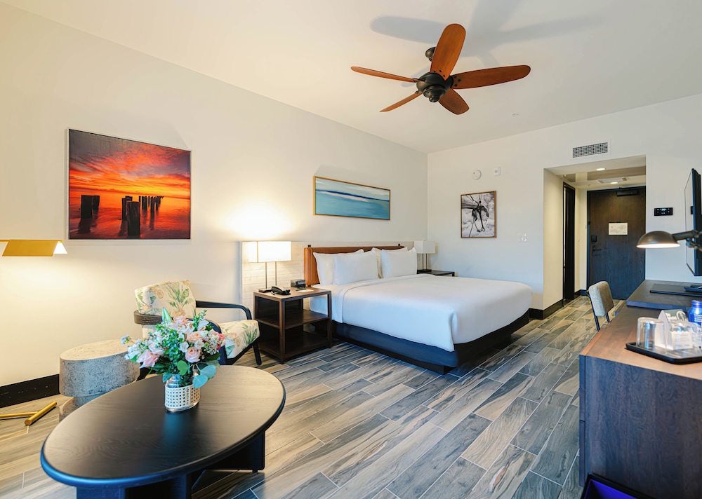 Deluxe Room, 1 King Bed, Balcony, River View photo 3