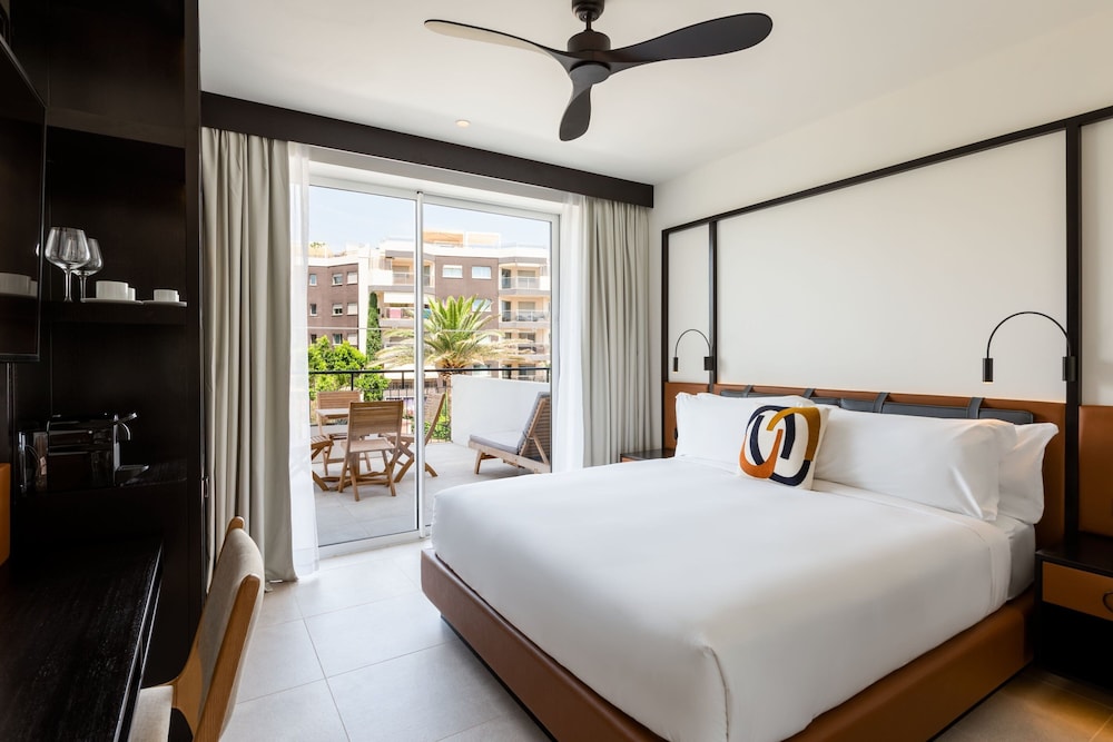 Deluxe Room, 1 King Bed, Balcony - Photo 6
