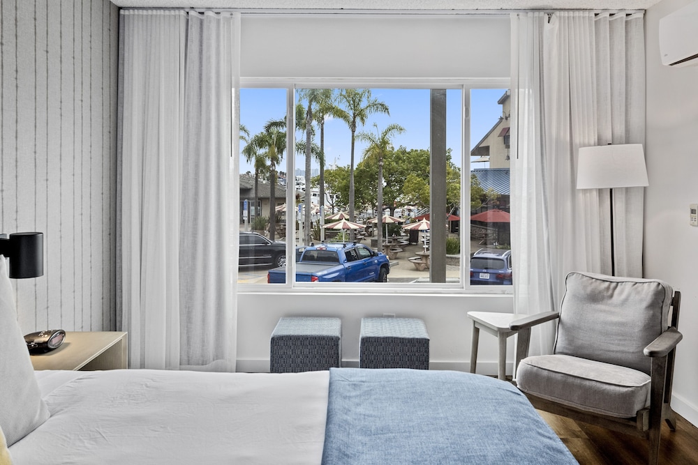 Deluxe Room, 1 King Bed, Harbor View, Poolside photo 1