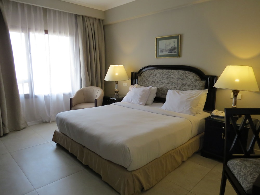 Deluxe Royal Nile Suite - Photo 2