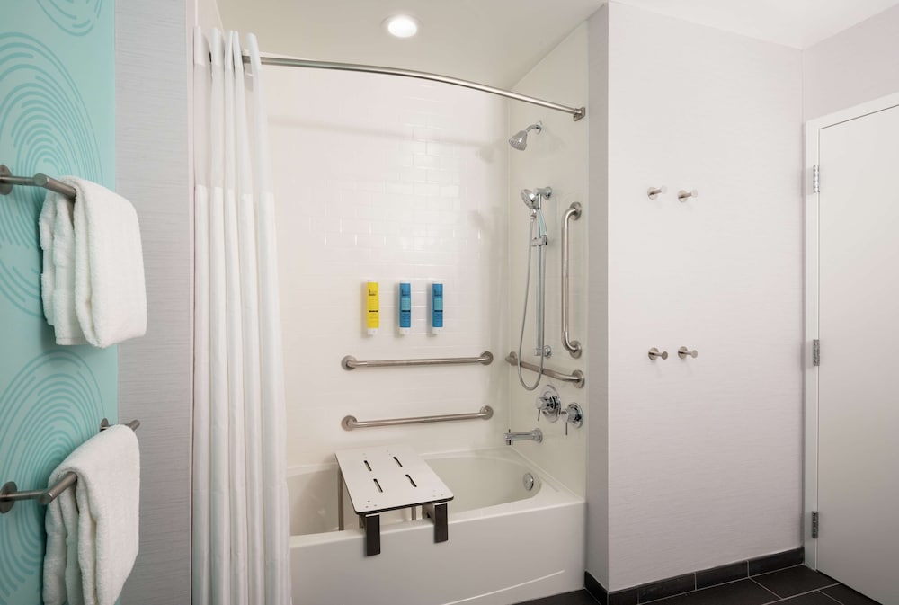 Room, 1 King Bed, Accessible, Bathtub - Photo 5