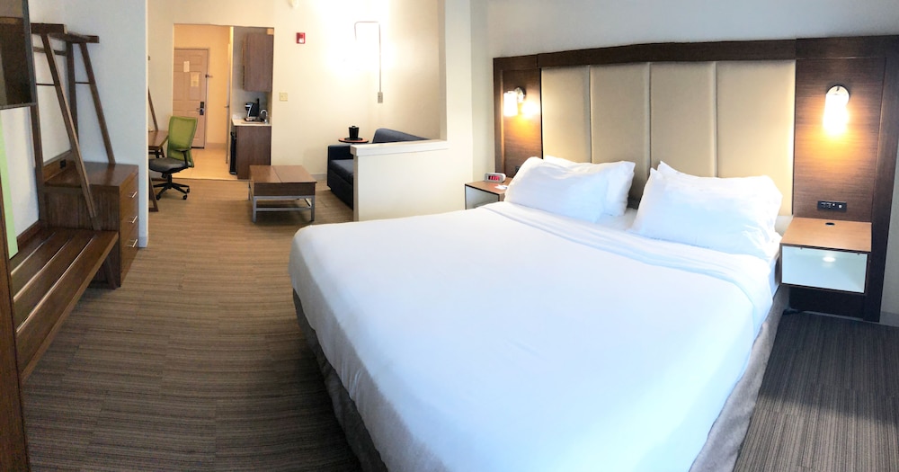 Suite, 1 King Bed with Sofa bed, Accessible Bathtub (Mobil, Tub) - Photo 2