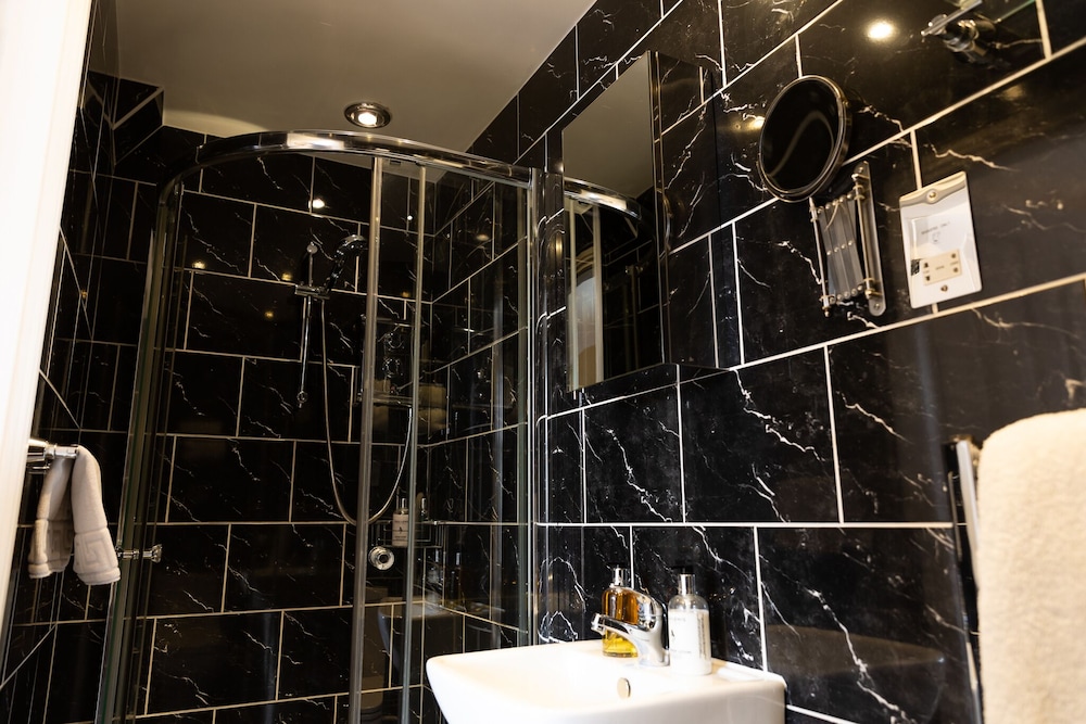 Superior Suite, Ensuite (Poplar Forest) photo 2