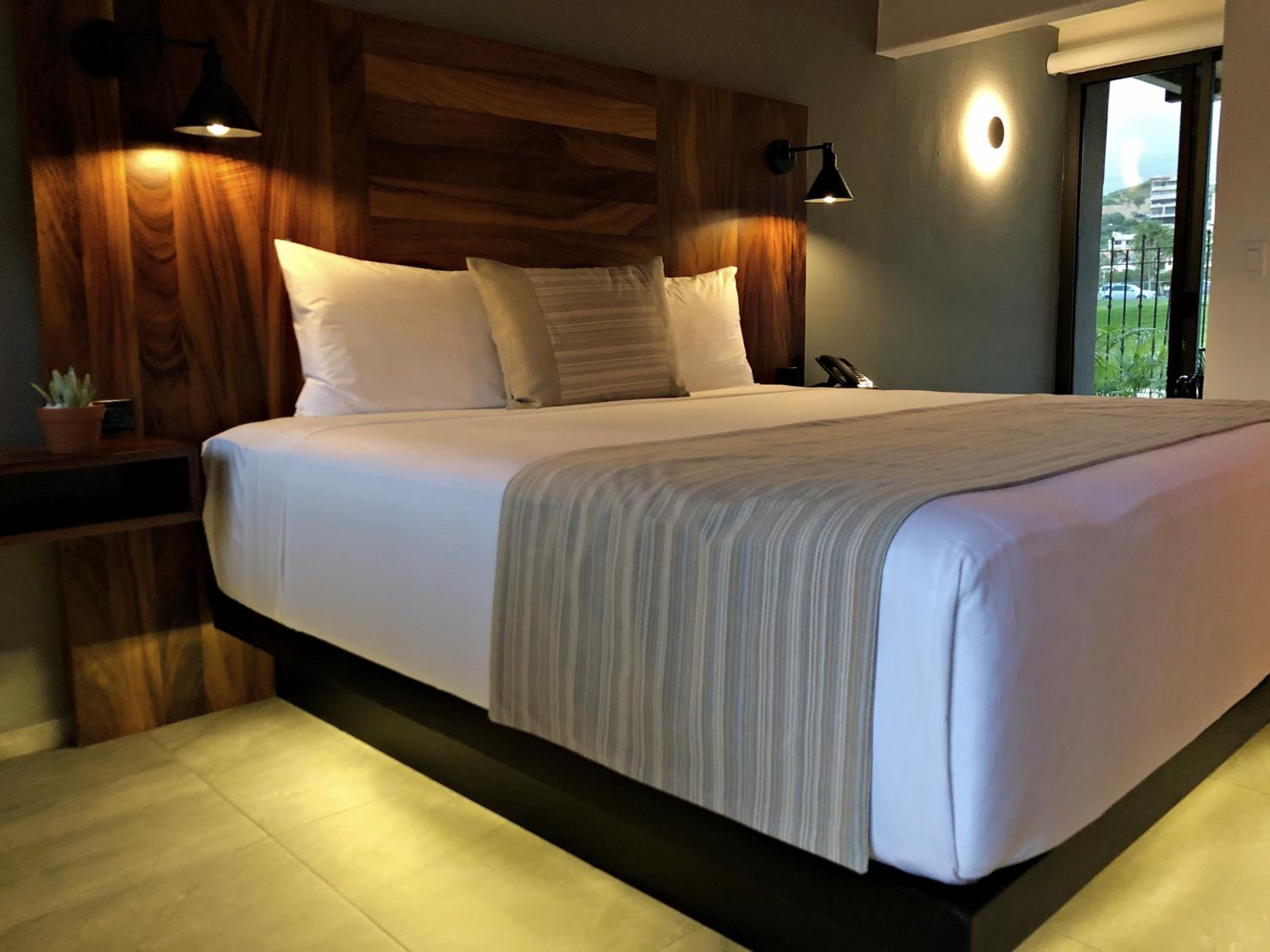 Standard King Room - Photo 7