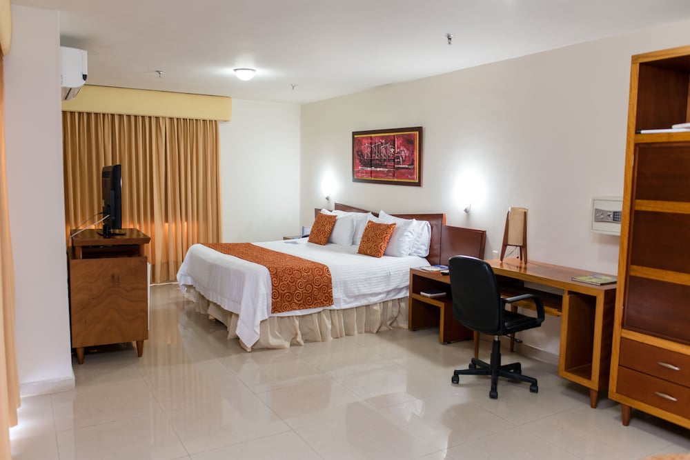 Suite, 1 King Bed - Photo 4