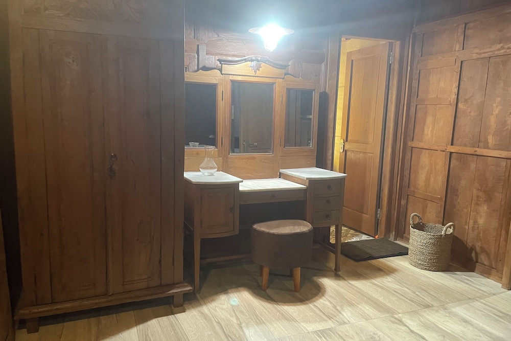 Classic Chalet, 4 Bedrooms, Garden View photo 2