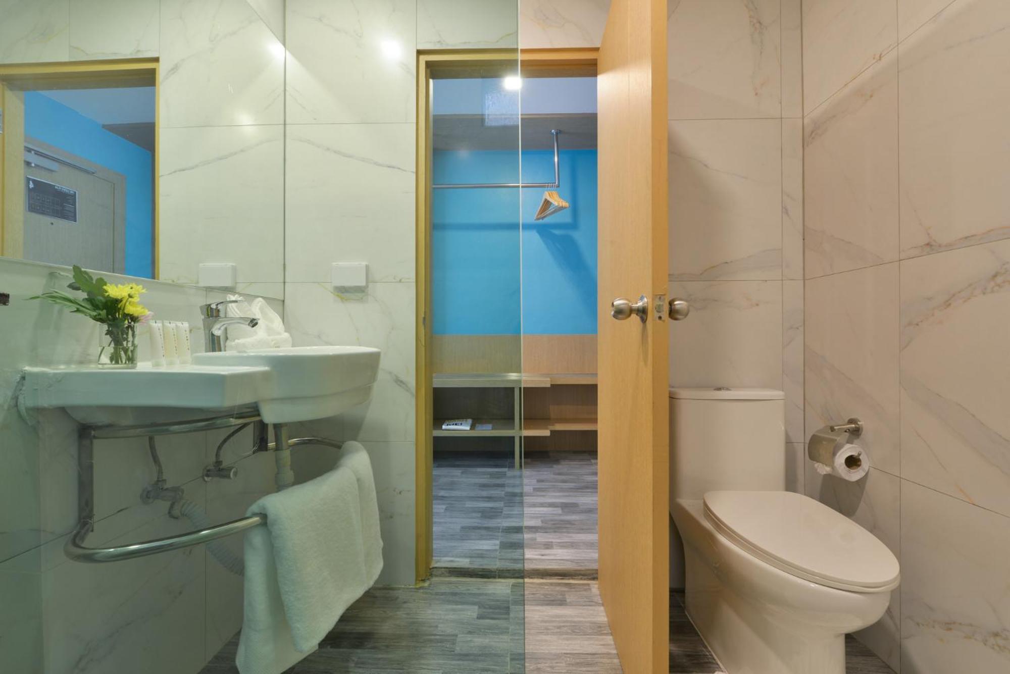  Deluxe King Room - Photo 5