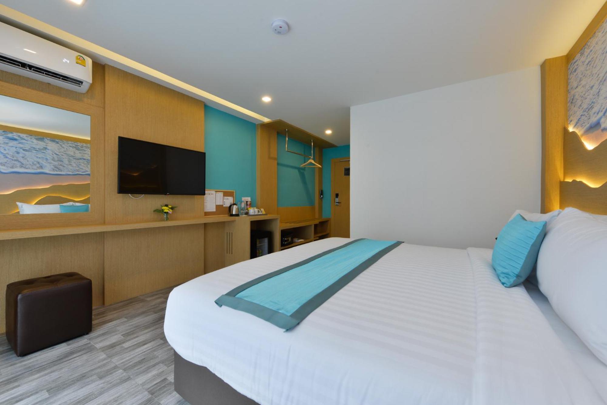  Deluxe King Room - Photo 16